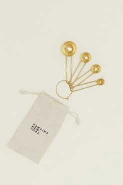 Promo ⌛ Hawkins New York Simple Brass Measuring Spoons Gold ✨